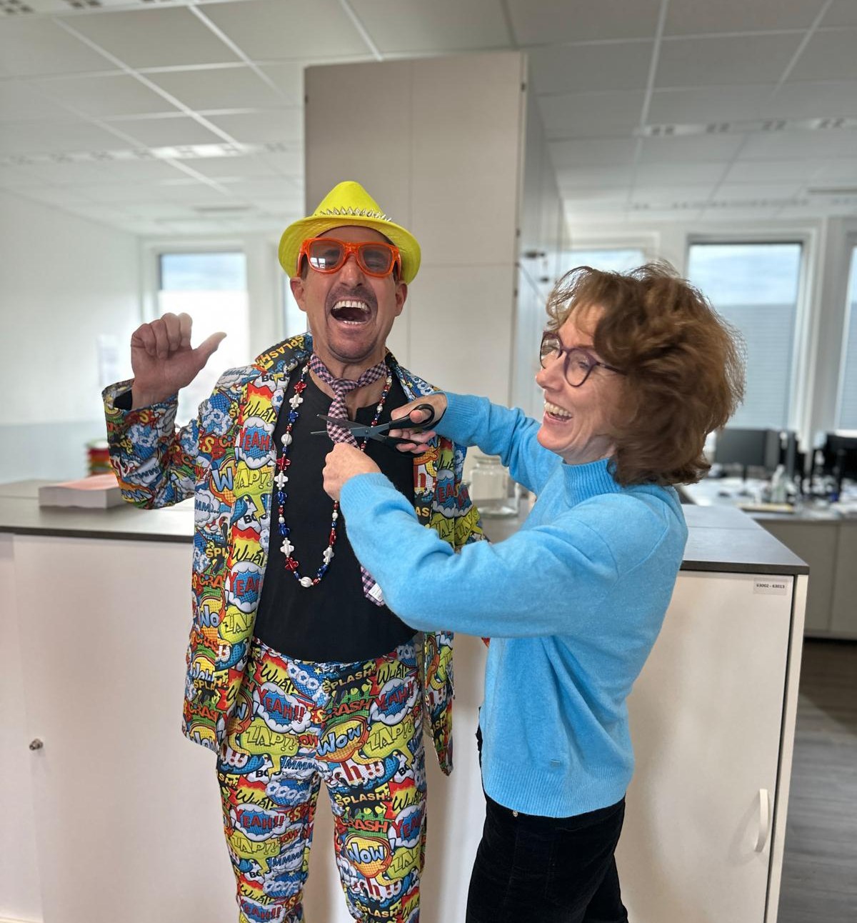 Kollegin und Kollege mit Spaß im Büroalltag
